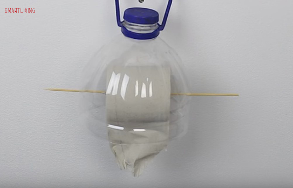 Tự làm hộp giấy vệ sinh từ chai nhựa