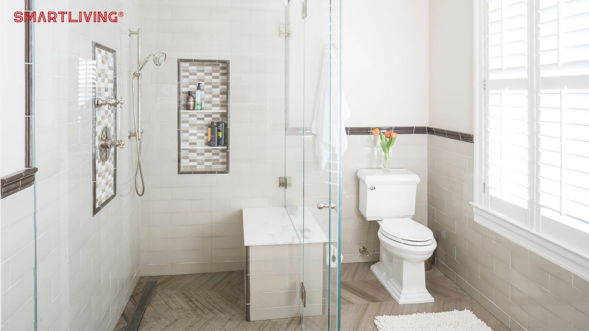 Việc ngăn cách hai không gian tắm và vệ sinh sẽ giúp người dùng cảm thấy thuận tiện, thoải mái, sạch sẽ hơn