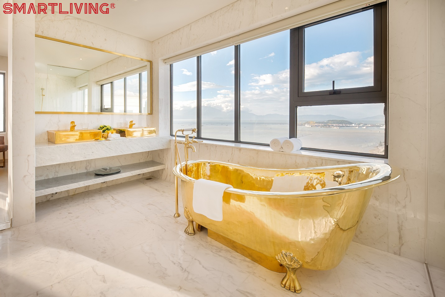 Bồn tắm giống như được dát vàng, kết hợp cùng lavabo rửa tay cũng màu sắc và chất liệu tương tự. Tổng quan thiết kế mang đến cảm giác vô cùng sang trọng.