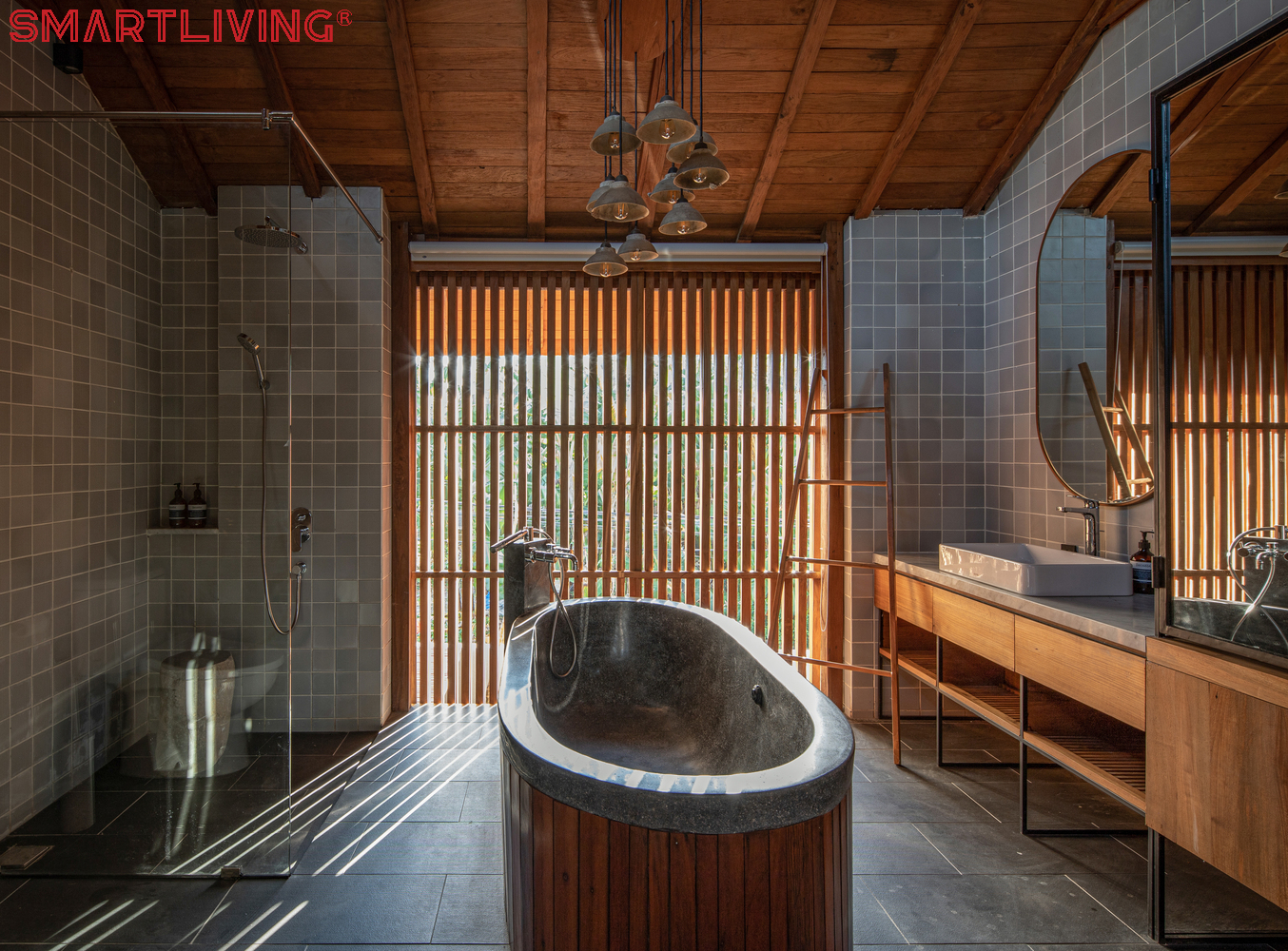 Sử dụng các thiết bị nội thất như hàng rào chắn, kệ rửa, bồn tắm đều được bằng gỗ, tạo cảm giác gần gũi với thiên nhiên, khá giống các thiết kế Nhật Bản